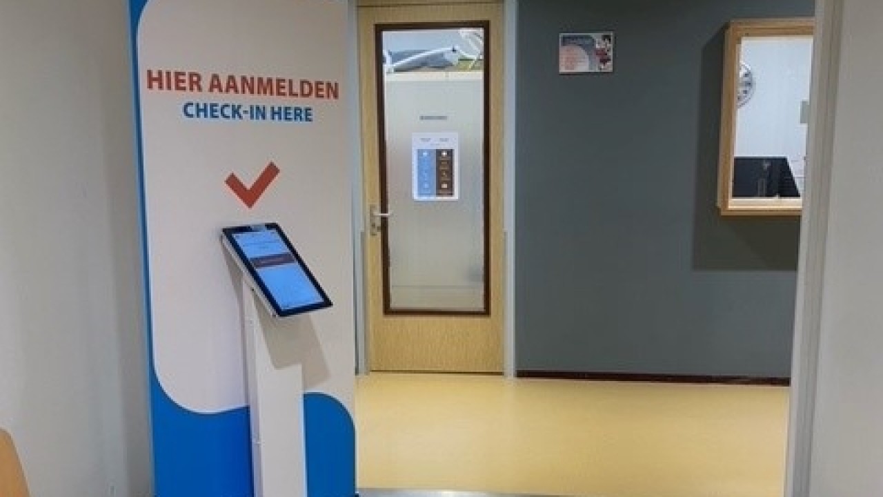 Registration kiosk at Huisartsenpraktijk